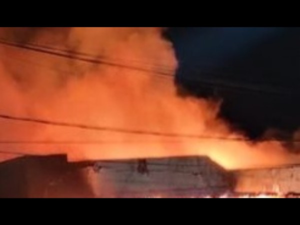 Voraz incendio afectó una vivienda y vehículos en San Carlos
