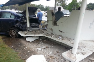  Diez personas salvaron su vida de milagro tras choque que destruye parada de bus