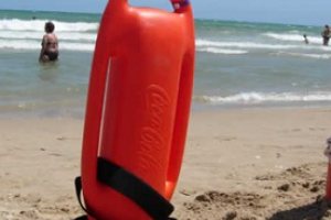 Guardavidas aprovechan mal tiempo para ajustar servicios
