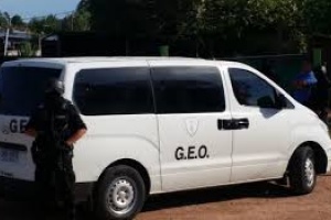 Dos hombres capturados cuando robaban de un auto estacionado