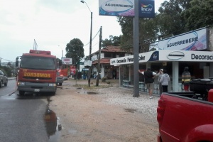 Bomberos evitó que fuego en una casa se propagara a importante negocio en La Barra