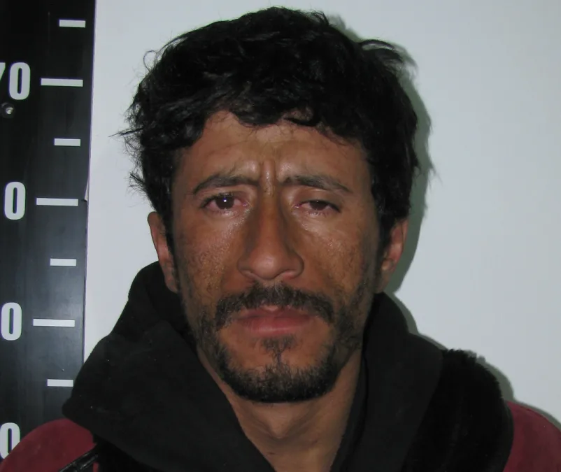 Dos ladrones pretendían robar cable de un contador de una casa cuando un policía en horas libres, logró detener a uno de ellos; el otro fugó