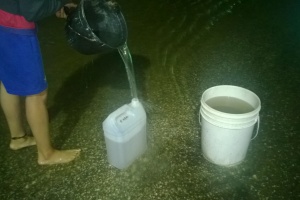Vecinos se aprovisionaron de agua en zona Oeste