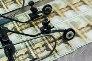 Prefectura detuvo a dos personas que colocaban dólares falsos