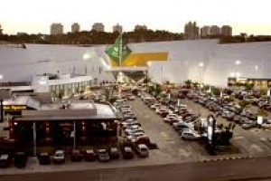 Dos menores estuvieron encerrados en un vehículo en un estacionamiento