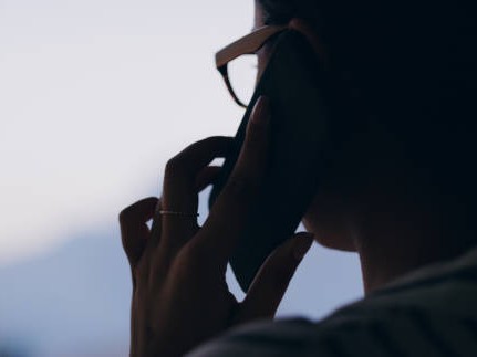 Denuncia que no le e...