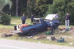 Investigan causas del vuelco de una camioneta