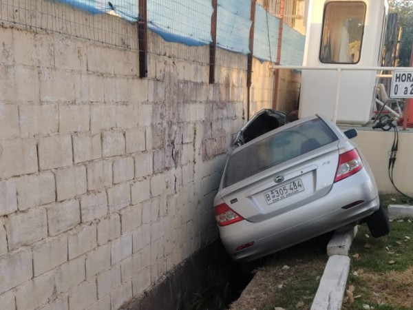 Auto se llevó por delante portón del Parque Zorrilla y terminó contra un muro