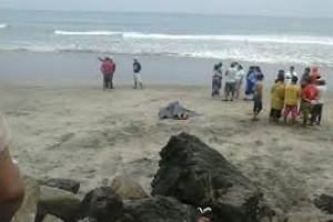 Agentes policiales salvan la vida a turista usando desfibrilador