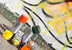 Pareja de grafiteros perdió sus pomos