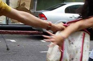 Dos a prisión por arrebatar la cartera a una mujer