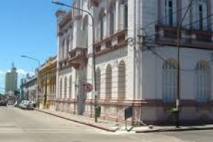 Se pelearon frente a la comisaría; uno procesado el otro emplazado