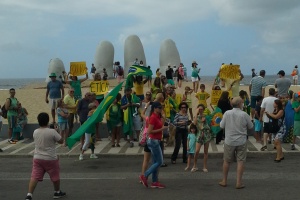 Brasileños se manifiestaron en Punta del Este contra la corrupción en su país