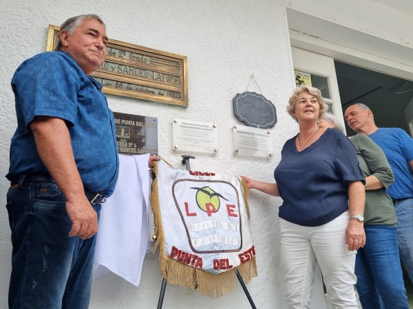 Ex alumnos del Liceo de Punta del Este colocaron recordatorio