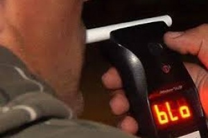 Diez días de trabajo comunitario por ir en moto borracho, sin casco, y sin autorización