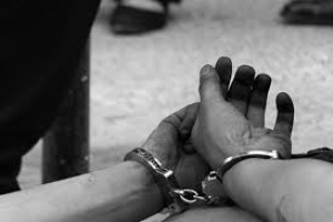 Borracho, agredió a un menor, y también a un policía que fue a detenerlo en un festival 