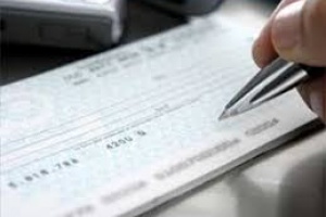 Robó cheques para pagar servicios cortados y fue procesada