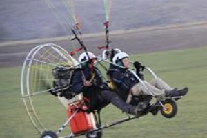 Guardavidas rescataron a dos mayores y un menor en incidente con parapente