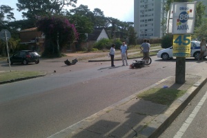 Otro violento choque entre auto y moto con un herido