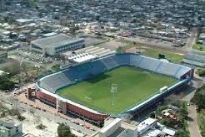 Tareas de resiembra en el estadio de fútbol del Campus
