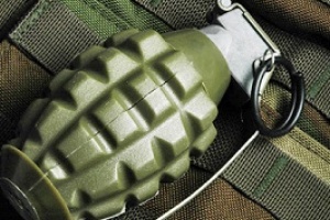 Tras persecución la policía incautó en un vehículo granada de fragmentación y dos armas de fuego