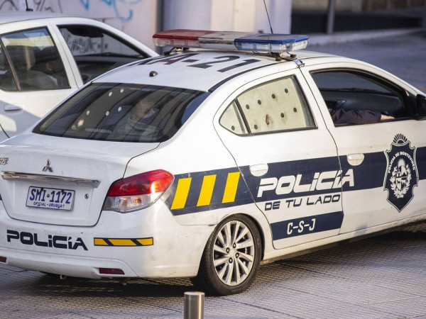 La policía agarró infraganti a dos hombres cuando quería robar una moto