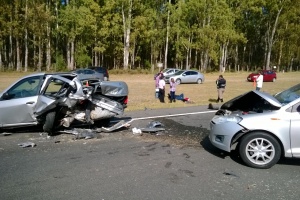 Violento choque en interbalnearia al cruzarse de senda un vehículo; tres heridos