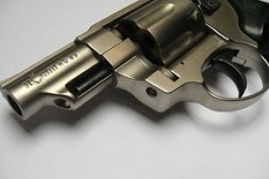 Fiesta sexual terminó con una mujer en la cárcel luego de balear a un hombre  