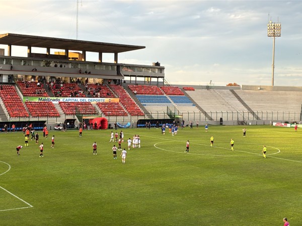 Deportivo Maldonado perdió ante Albion y Racing quedó a un paso de ser campeón