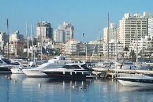 Paro de aceiteros mantiene barcos fondeados en Montevideo y Punta del Este