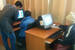 Adolescentes de INAU preparan a abuelos para uso de las tablets