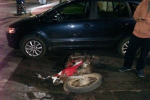 Embistió a una moto y se dio a la fuga