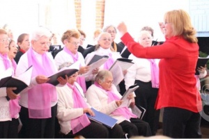 Abuelos del centro diurno celebraron su día con música
