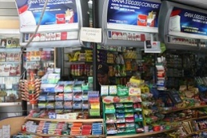 Se aprovisionaron de cigarrillos en un autoservicio tras romper una puerta