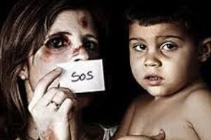 Hombre procesado por golpear a su pareja y su hijo de 9 meses