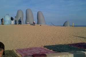 Policía y Prefectura buscan a responsables de pintar "La Mano"