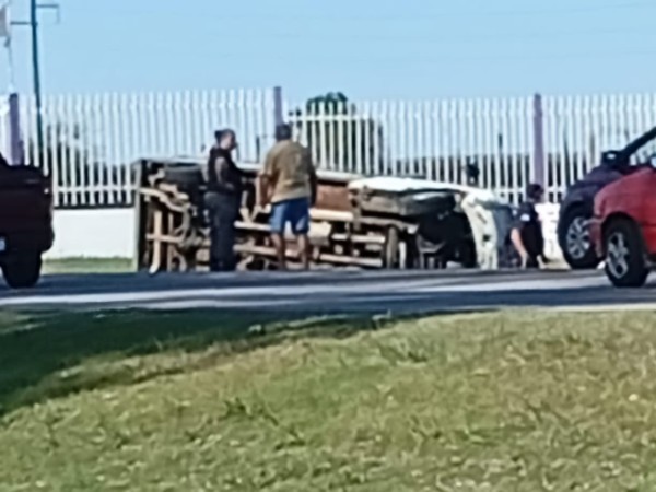 Un camión volcó en l...