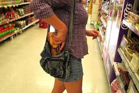 Una mujer que robó una tienda y un supermercado fue atrapada