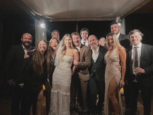 Integrante de Santo y Seña celebró su casamiento en una playa de Punta del Este