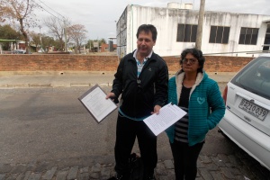 Solo dos personas se manifestaron y entregaron petitorio al Hospital de San Carlos