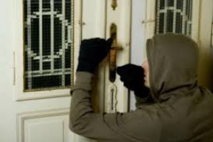 Le vieron salir de casa cuyos dueños estaban de viaje; espera turno en el juzgado