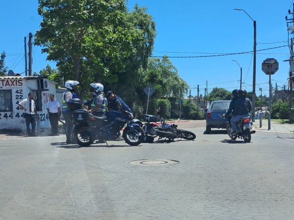 Inspector de tránsito resultó herido tras chocar con un auto