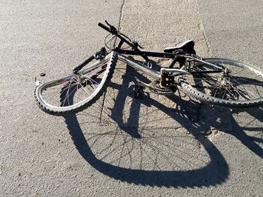 Una mujer que circulaba en bicicleta resultó politraumatizada tras chocar contra un auto en Piriápolis