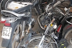 Están graves dos motociclistas que chocaron entre sí; uno iba en moto robada