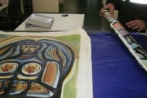 Una mujer fue detenida por Aduanas en Buenos Aires tras robar tres obras de arte de Paez Vilaró