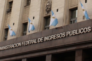 Impositiva argentina mantiene retenidas las obras de Páez Vilaró incautadas en Gualeguaychú