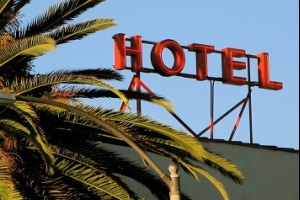 Hombre robó celulares de la habitación de pasajeros extranjeros de hotel
