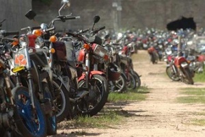 Cuatro procesados, incluido un menor, por el robo de tres motos incautadas