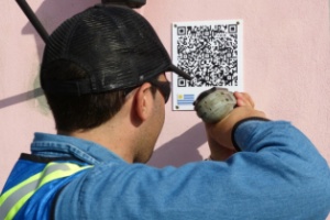 Colocan cartelería con códigos QR en el centro