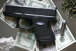 Tres hombres y una mujer detenidos por drogas y armas en San Carlos